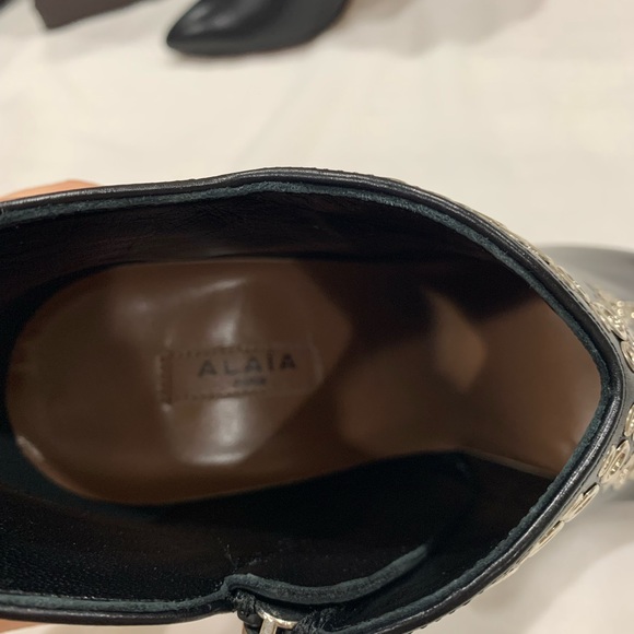 Alaia eyelets leather booties - Picture 8 of 10